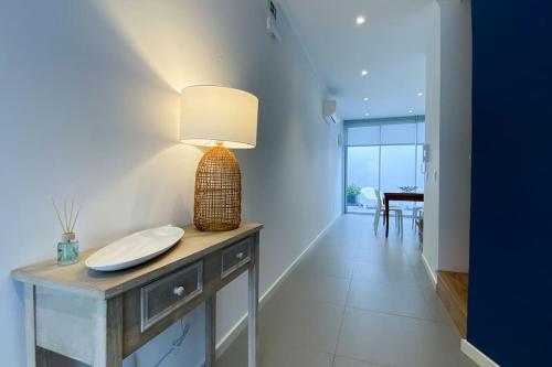 ein Raum mit einem Tisch mit einer Lampe darauf in der Unterkunft Casa do Mar South in Ponta Delgada