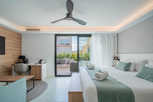 カレーリャにあるNeptuno Hotel & SPA 4 Supのベッドルーム1室(ベッド1台、シーリングファン付)