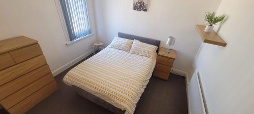 Ένα ή περισσότερα κρεβάτια σε δωμάτιο στο The Lawrence, 2 Bedroom Victorian House