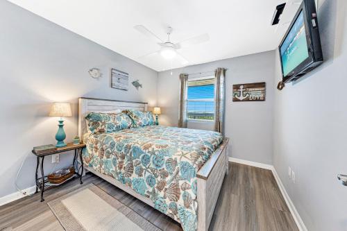 1 dormitorio con 1 cama y TV de pantalla plana en Plantation 4514, en Gulf Shores