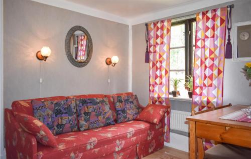 - un salon avec un canapé rouge et une fenêtre dans l'établissement Cozy Home In Hstveda With House A Panoramic View, à Hästveda