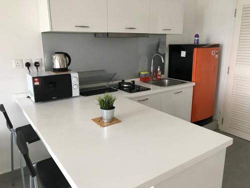 Dapur atau dapur kecil di Hid SOHO at KANVAS WiFi Netflix KLIA