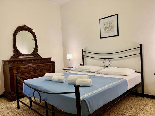 A bed or beds in a room at Monterosso apartment old city