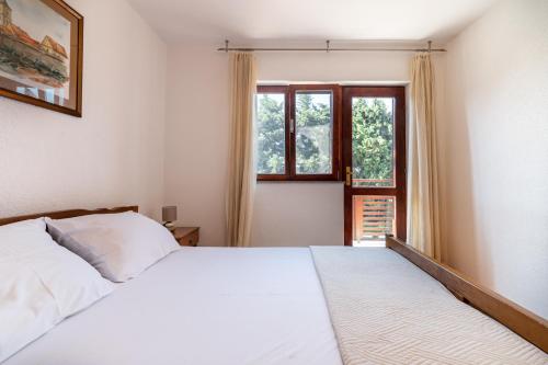 Postel nebo postele na pokoji v ubytování Beachfront apartments Calm Sea