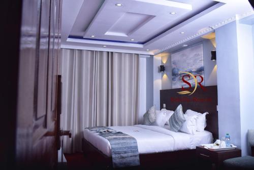 - une chambre avec un grand lit dans l'établissement Selella Resort, à Kisumu