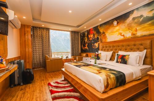 - une chambre avec un grand lit et une grande peinture murale dans l'établissement Hotel Old Smugglers with Balcony mountain view(A/C hot and Cold), à Manali
