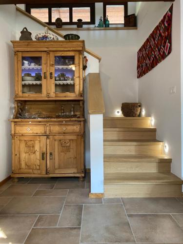 a stairway with a wooden cabinet and stairs with a staircase at A nyugalom háza in Szentbékkálla