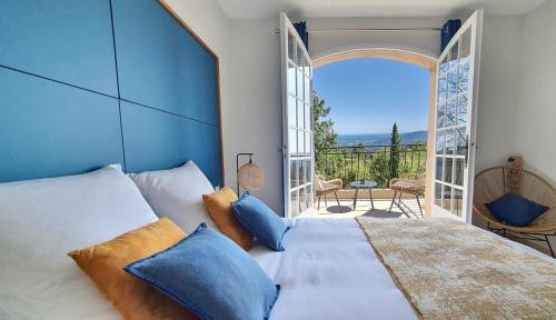 卡布里的住宿－Les Hauts de la Riviera，一间带大床的卧室和一个阳台