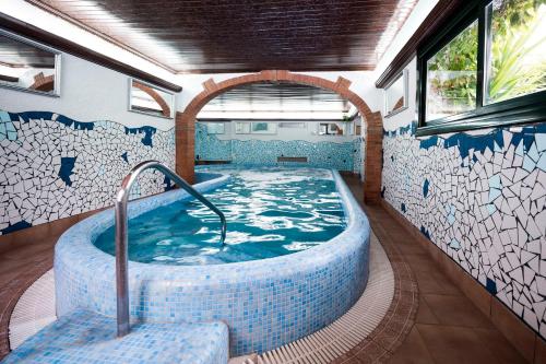 a jacuzzi tub in the middle of a room at Hotel Xaine Park in Lloret de Mar