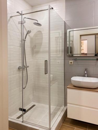 een badkamer met een douche en een wastafel bij Апартаменты CLASSIC в жк Империал in Truskavets