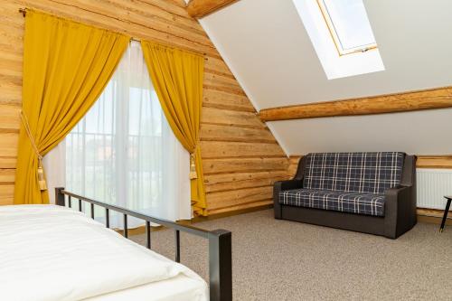 una camera con letto e sedia di Villa Rose & SPA a Mežciems