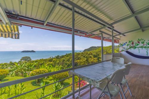 a dining room with a view of the ocean at Hotel Villas de la Selva in Manuel Antonio