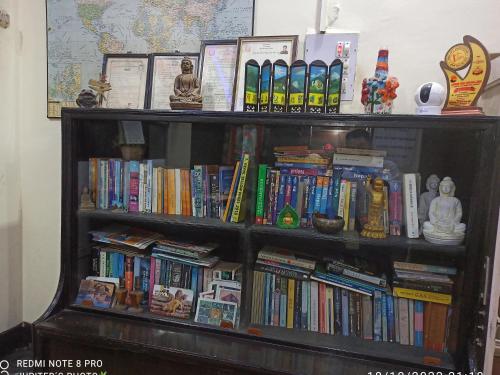 a book shelf filled with lots of books at The Lumbini Village Lodge in Lumbini