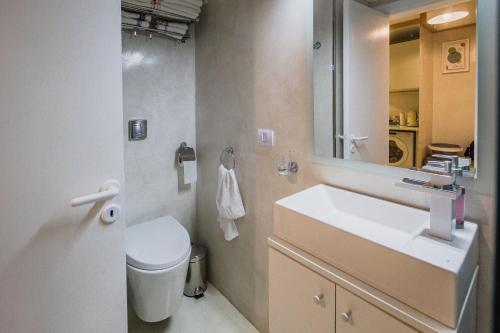 y baño con lavabo, aseo y espejo. en Hermoso departamento en el centro de Recoleta. en Buenos Aires