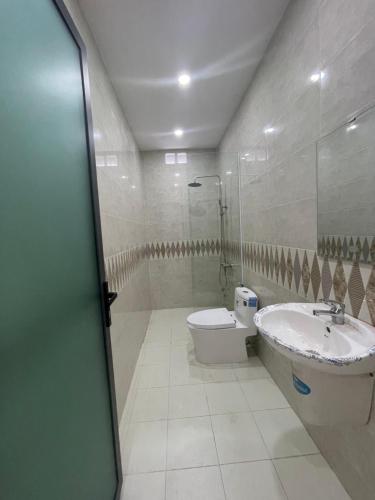 een badkamer met een toilet en een wastafel bij HO GIA AN Home - Double Room in Can Tho