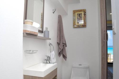 Ванная комната в Ocean front Villa Marlin, best location in hotel zone #109