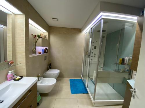 een badkamer met een douche, een toilet en een wastafel bij Stabu Terrace in Rīga