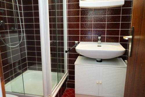 y baño con lavabo y ducha. en Ferienpark Sierksdorf App 269 - Strandlage, en Sierksdorf