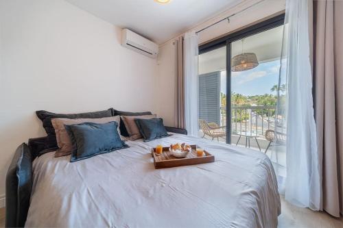 Una cama o camas en una habitación de Studio Les Aigrettes