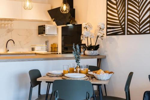 Una cocina o cocineta en Studio Les Aigrettes