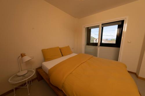 Posteľ alebo postele v izbe v ubytovaní Apartamento Bertorella Playa de Langosteira en Finisterre con vistas al mar