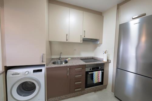 Kuchyňa alebo kuchynka v ubytovaní Apartamento Lura de Fisterra Playa de Langosteira en Finisterre con vistas al mar