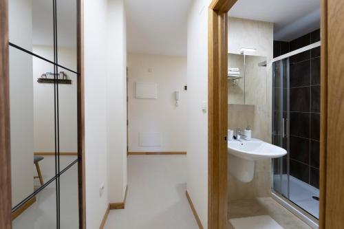 Kúpeľňa v ubytovaní Apartamento Lura de Fisterra Playa de Langosteira en Finisterre con vistas al mar