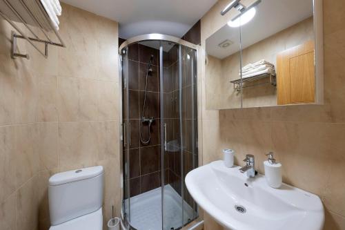 A bathroom at Apartamento Pinto Playa de Langosteira en Finisterre con vistas al mar