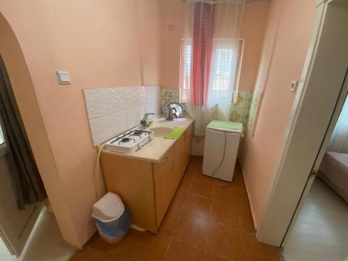 uma pequena casa de banho com lavatório e WC em ALTAY MOTEL em Yalova