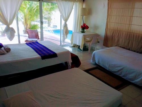 ein Hotelzimmer mit 2 Betten und einem Fenster in der Unterkunft CANCUN PRIVATE APARTMENT in Cancún