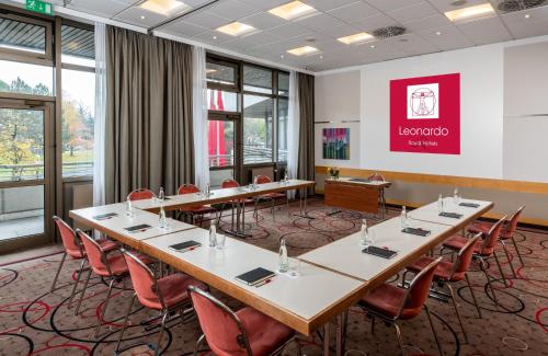 einen Konferenzraum mit einem langen Tisch und Stühlen in der Unterkunft Leonardo Royal Hotel Frankfurt in Frankfurt am Main