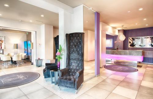 eine Lobby mit einem Friseurstuhl und einem Salon in der Unterkunft Leonardo Hotel Munich City Olympiapark in München