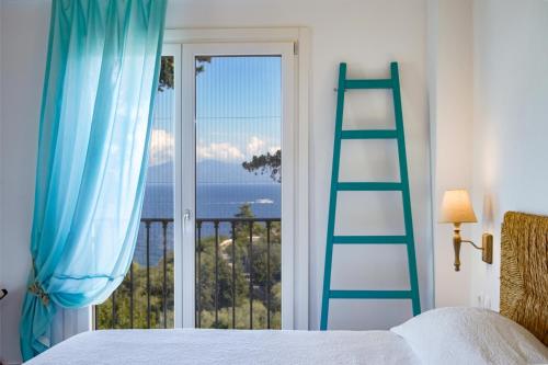 Postel nebo postele na pokoji v ubytování Apeiron Villas by PaxosRetreats