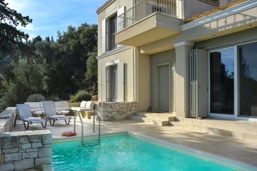 Bazén v ubytování Apeiron Villas by PaxosRetreats nebo v jeho okolí