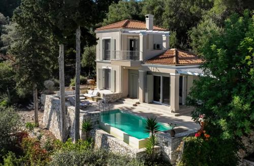 una vista aérea de una casa con piscina en Apeiron I Villa by PaxosRetreats, en Oziás