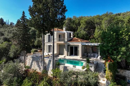 Bazén v ubytování Apeiron Villas by PaxosRetreats nebo v jeho okolí