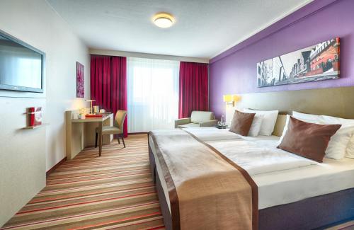 Postel nebo postele na pokoji v ubytování Leonardo Hotel Köln