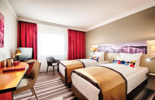 Postel nebo postele na pokoji v ubytování Leonardo Hotel Heidelberg