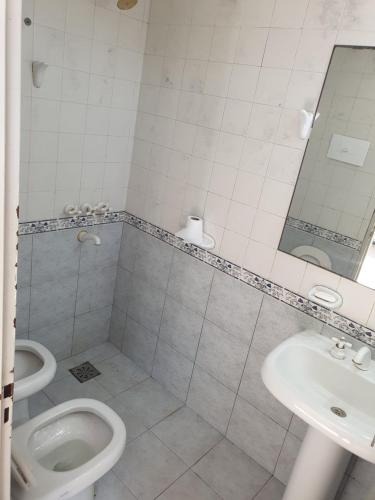 uma casa de banho com um WC e um lavatório em (12 pers. o +) Casa quinta con pileta sobre el río PRECIO DOLAR BILLETE em Santa Fé