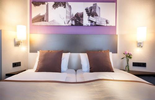 En eller flere senge i et værelse på Leonardo Hotel Hannover Airport