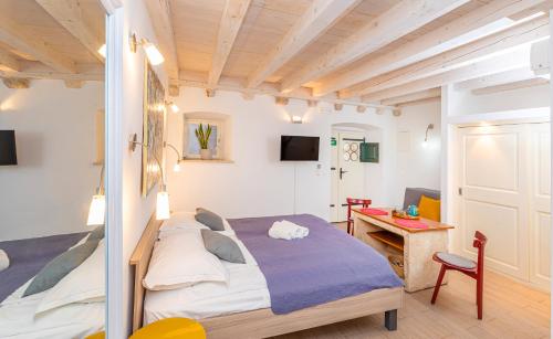 RAFAEL Rooms & Apartments Old Town by DuHomes