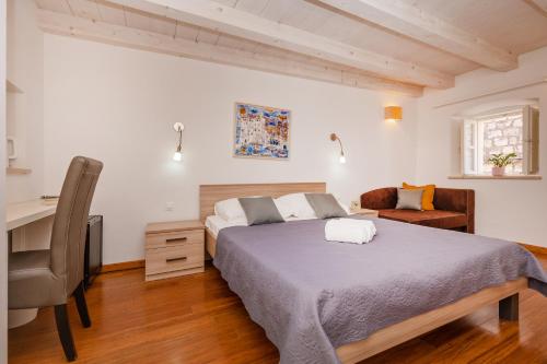 RAFAEL Rooms & Apartments Old Town by DuHomes