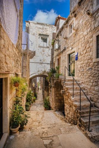 RAFAEL Rooms & Apartments Old Town by DuHomes
