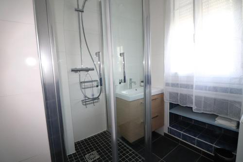 Superbe Appartement de 45m² à Antony في اُنتوني: حمام مع دش ومغسلة