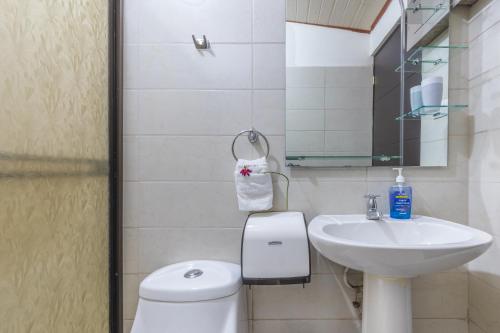 a bathroom with a toilet and a sink at Hotel Villas de la Selva in Manuel Antonio