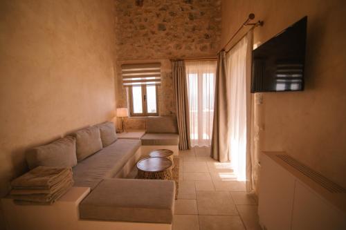 TV a/nebo společenská místnost v ubytování Mani Luxury Suites and Studios in Gytheio with Private Pools