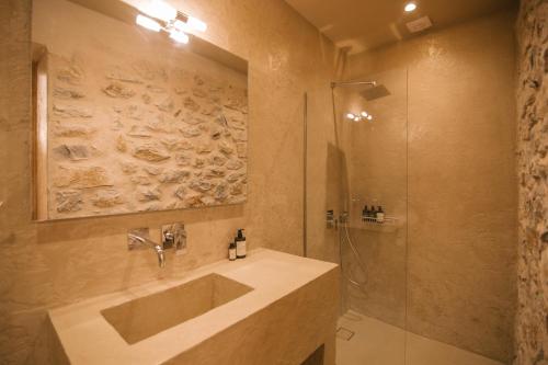 Koupelna v ubytování Mani Luxury Suites and Studios in Gytheio with Private Pools
