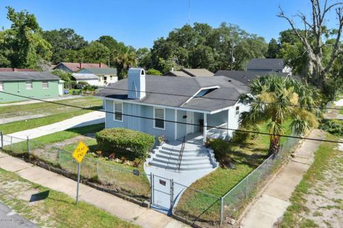 una casa azul con una valla delante de ella en The Jewel of Jacksonville en Jacksonville