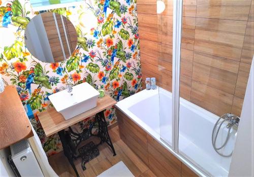 聖戈特哈德的住宿－D16 Apartman，带浴缸、水槽和淋浴的浴室