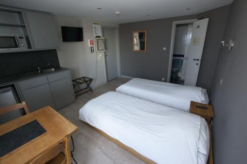 Postel nebo postele na pokoji v ubytování Hotel Piano 2 - Mont-St-Guibert - Louvain-la-Neuve